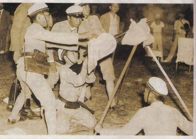Uwajima Middle School students receive anti-aircraft gun training.jpg