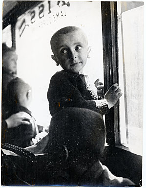 RetourBuchenwaldEnfant1945.jpg