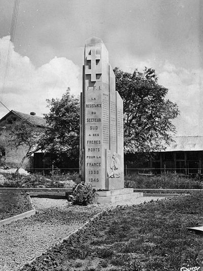 400px-52093_-_Carte_postale_-_Chalindrey_-_Le_Monument_F_F_I_(CPSM_Nb)_2.jpg