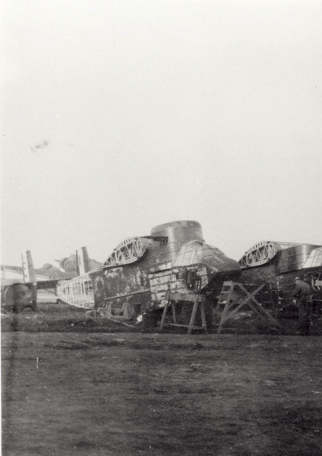 avion carcasse JU 52 à vérifier.jpg