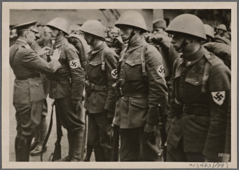 The_deserving_soldiers_of_the_Slovakian_Army_being_decorated_by_Slovakian_General_Catlos.jpeg
