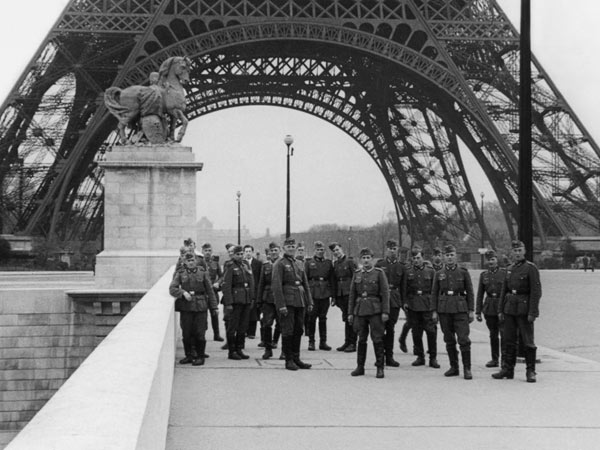 soldats tour eiffel.jpg