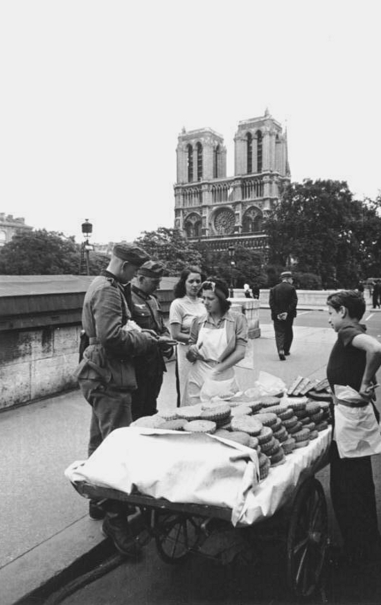devant Notre-Dame.jpg
