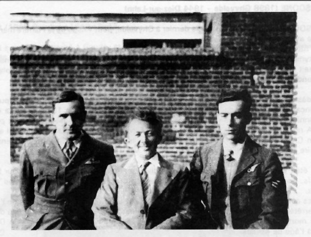 Caudry .  Mr L.Janssoone avec Colonel Buffon et Sergeant Crampton , aviateurs RAF.jpg
