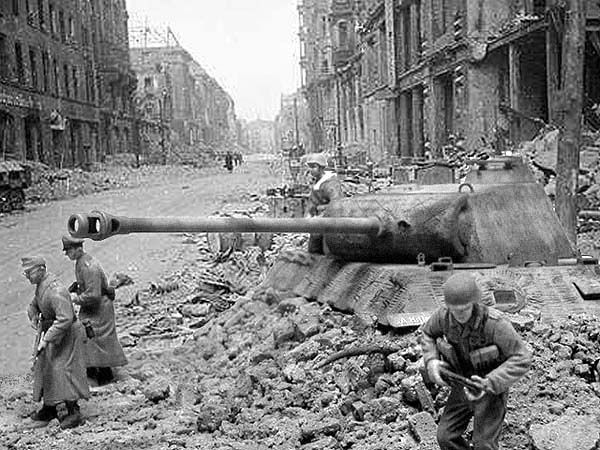 Berlin_avril45_warhistoryonline.jpg