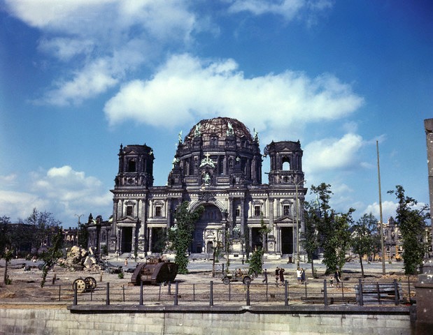 Color Photographs of Berlin in Summer of 1945 (2).jpg