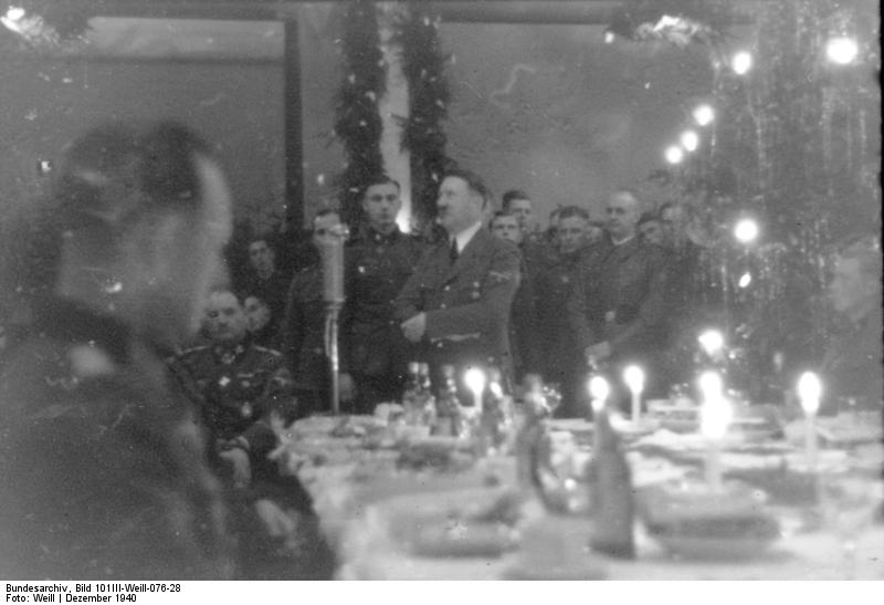 Bundesarchiv_Bild_101III-Weill-076-28,_Angehörige_der_Waffen-SS_bei_Weihnachtsfeier.jpg