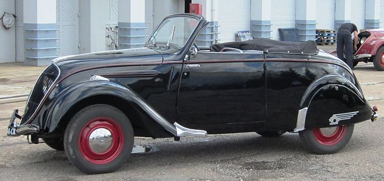 800px-Peugeot_202_2-door_cabriolet_outside_the_museum_workshop_at_Sochaux.JPG