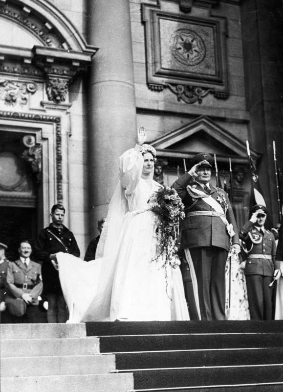 Bundesarchiv_B_145_Bild-F051618-0010,_Berlin,_Trauung_Hermann_Göring_mit_Ehefrau_Emmy.jpg