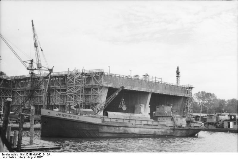 Bundesarchiv_Bild_101II-MW-4019-10A,_Frankreich,_U-Bootbunker.jpg