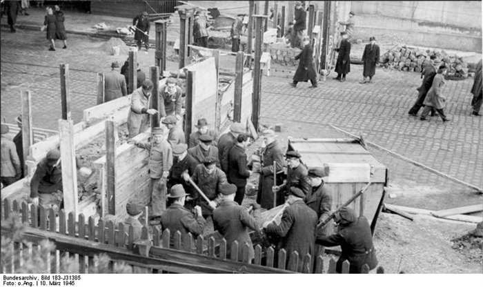 Berlin_1945_baricades_2.jpg