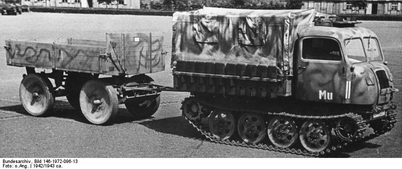Bundesarchiv_Bild_146-1972-096-13,_Raupenschlepper-Ost_mit_Anhänger.jpg