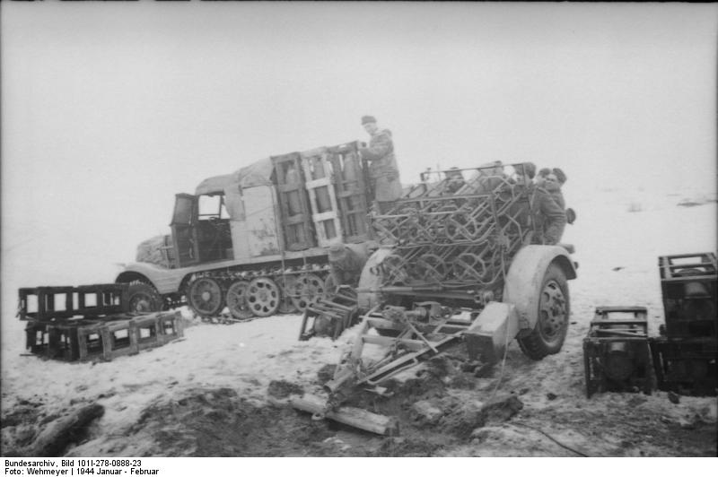 Bundesarchiv_Bild_101I-278-0888-23,_Russland,_Zugkraftwagen,_Nebelwerfer.jpg