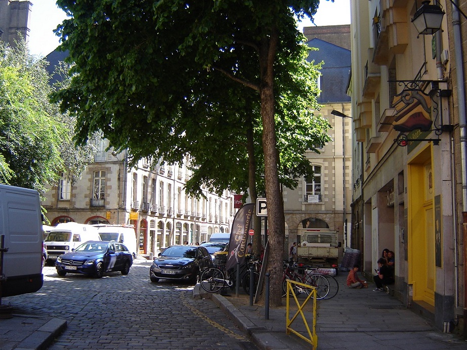 Cinéma le Royal à gauche.JPG