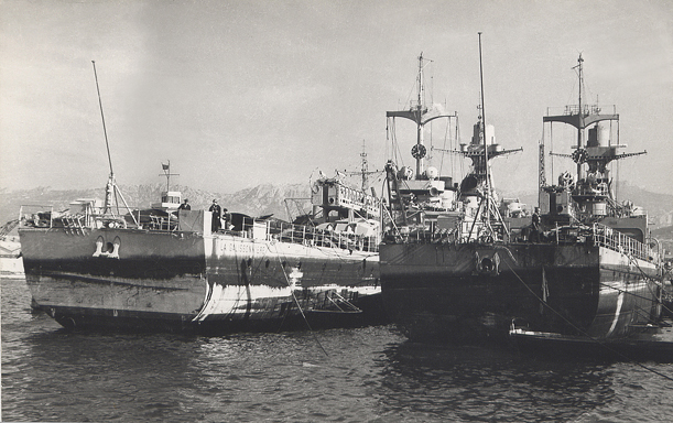 1943 10 LA GALISSONNIERE à gauche,JEAN DE VIENNE à droite au quai bassins vauban.jpg