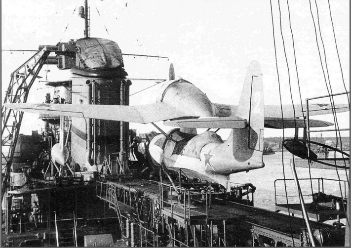 MOLOTOV 1941 avion sur la catapulte.PNG