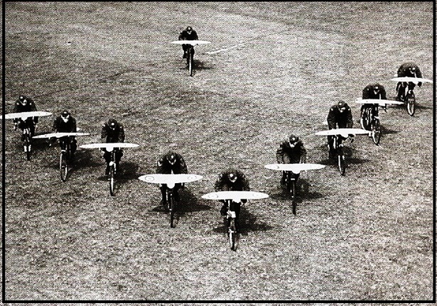 Cadets de la RAF apprenant l'art de la formation à bicyclette - 1942.jpg