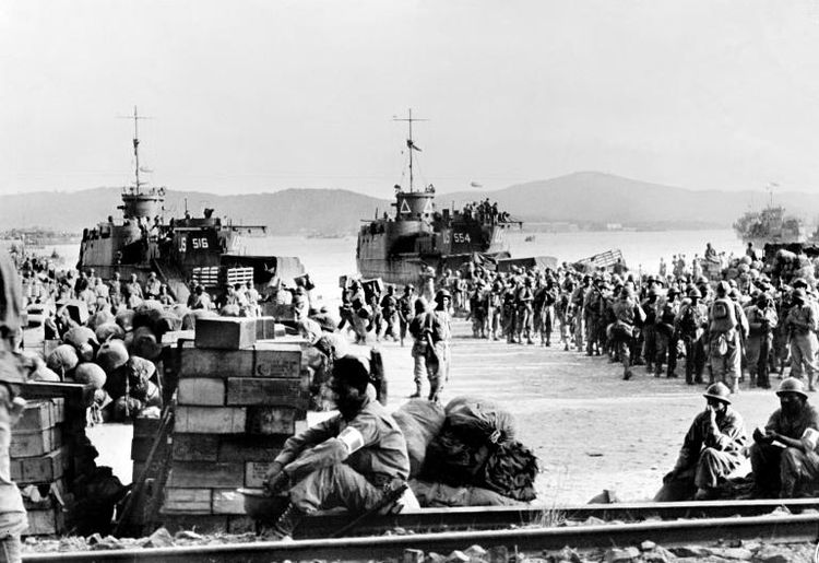 1944 8 15 ST TROPEZ -de-troupes-allies-debarquant-a-saint-tropez-le-15-aout-1944-70-jours-apres-.jpg