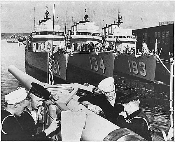 DD131 BUCHANAN 1940 , DD134 CROWNINSHIELD et  DD193 ABEL P.UPSHUR.gif