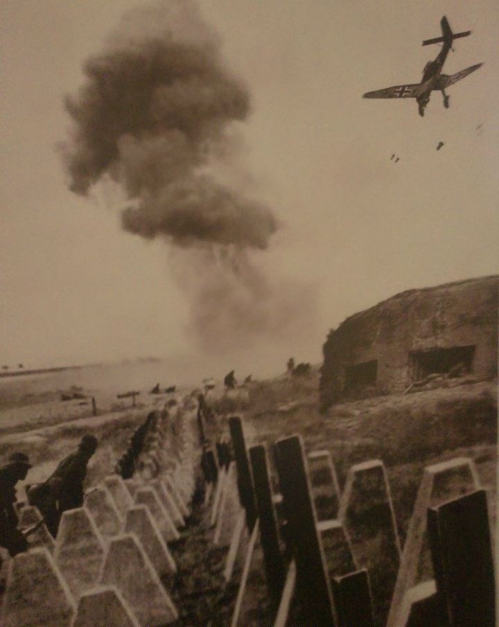 Stuka attaquant les fortifications de la ligne Metaxas..jpg