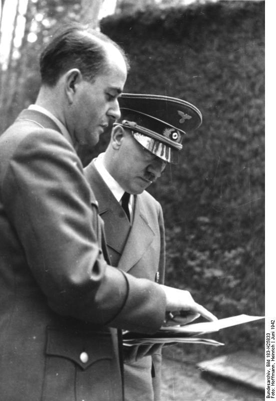 Bundesarchiv_Bild_183-H25833,_Albert_Speer_und_Adolf_Hitler.jpg