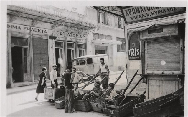 Athènes sous l'occupation 3 - enfants en attente de travail.jpg