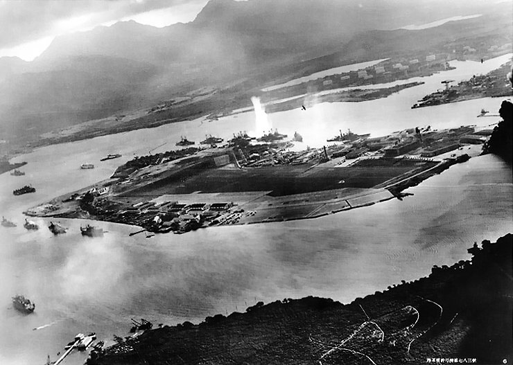 2 Attack_on_Pearl_Harbor_Japanese_planes_view.jpg