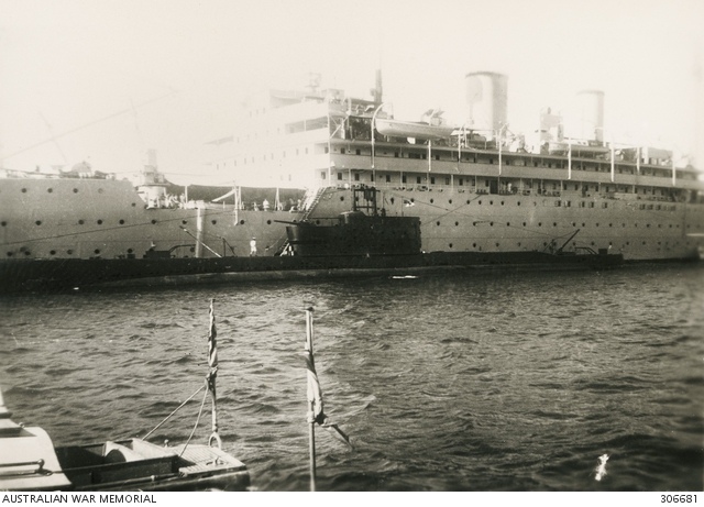 HMS MEDWAY 1940 7 à Alexandrie.jpg