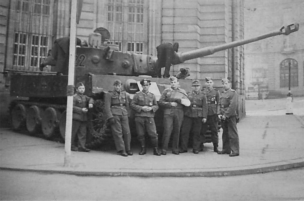 Tiger-nb-222-of-Schwere-Panzer-Abteilung-503soldiers-Palais-Rohan.jpg