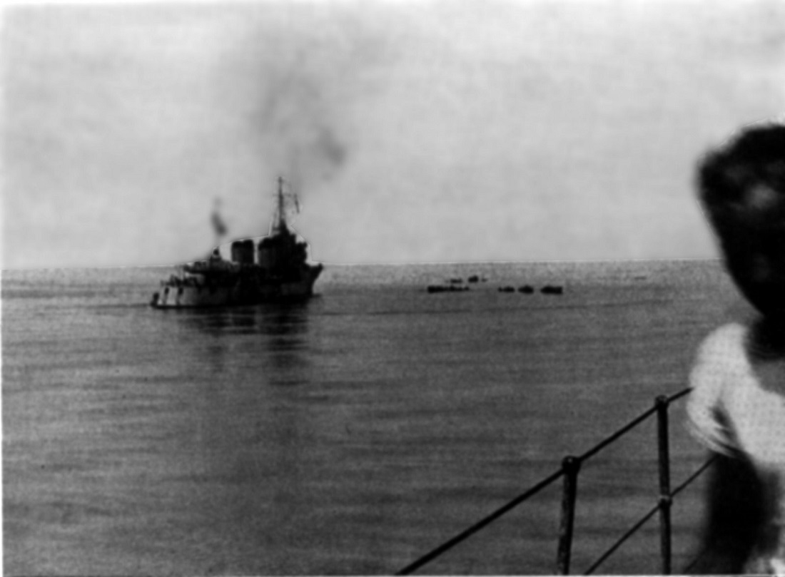Le VALMY à gauche receuille l'équipage du CHEVALIER PAUL 1941 6 16.jpg