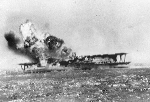 AKAGI 1942 6 5 touché à midway.jpg