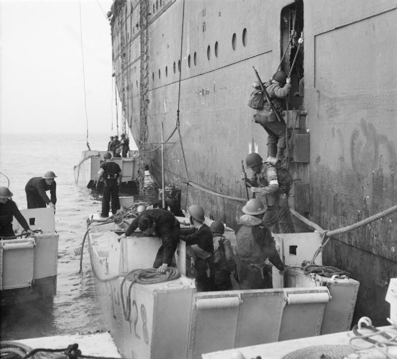 LSIL REINA DEL PACIFICO  boarding-landing-craft LCA428 et LCA447.jpg
