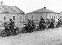 220px-1941._Итальянские_мотоциклисты-берсальеры_в_пригороде_Сталино.jpeg