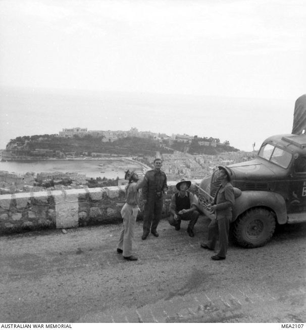 Aviateurs australiens en octobre 1944 se promenant au dessus de Monaco sur la grande corniche.jpg