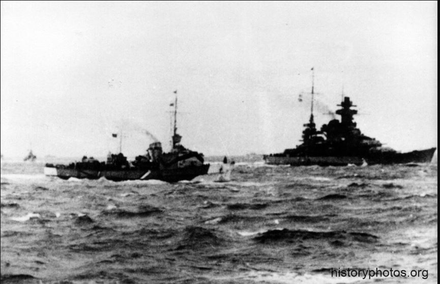 C-7 T5 1942 2 12 et SCHARNHORST.JPG
