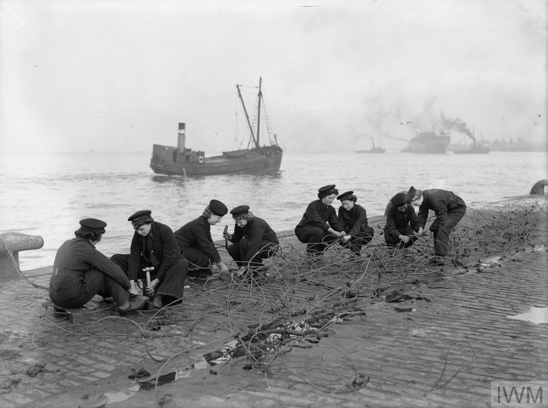 Wrens rivetant des filets anti-sous-marins à Greenock, en Écosse..jpg