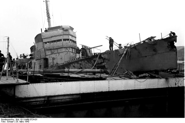1942 3 27 CAMBELTOWN à st nazaire HMS_CA~1.jpg