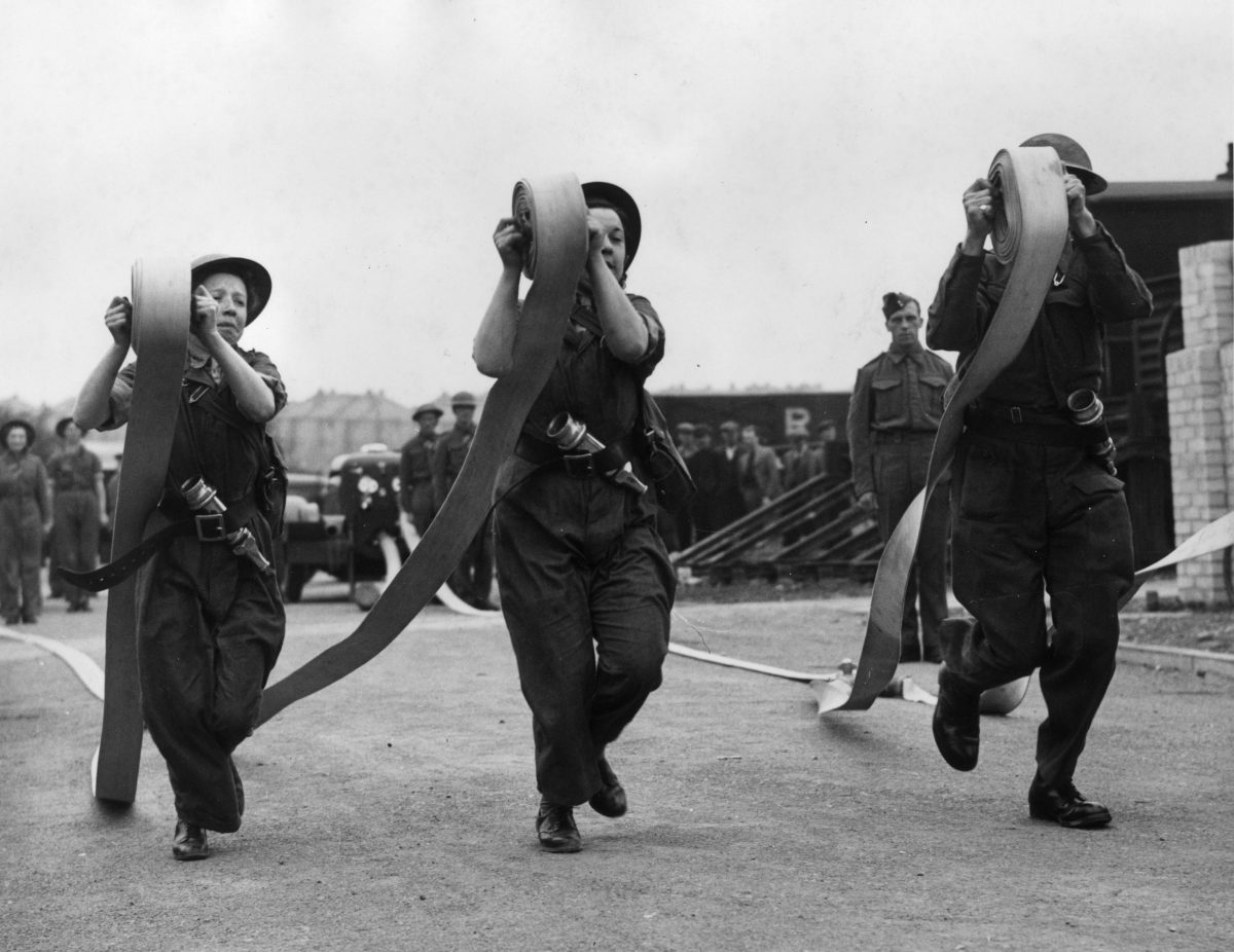 membres de l’ATS (Auxiliary Territorial Services), rattachés au Service des pompiers de l’armée.jpg