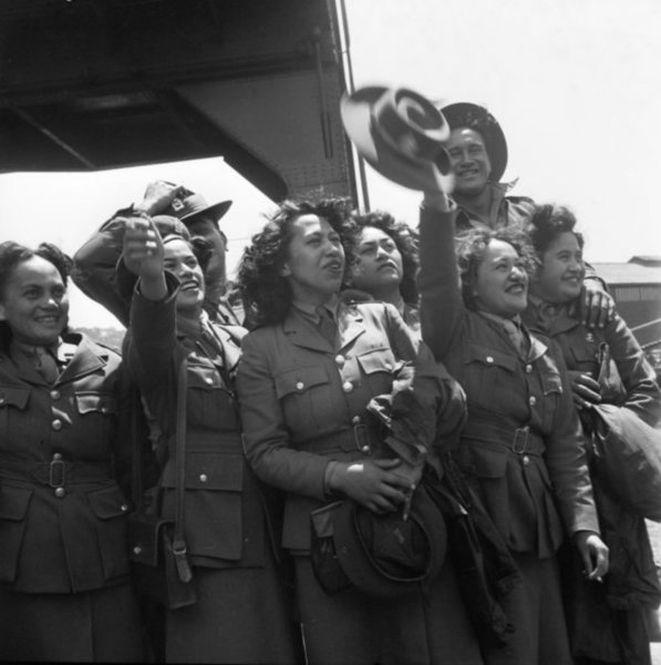 WAAC accueillant le bataillon Māori.jpg