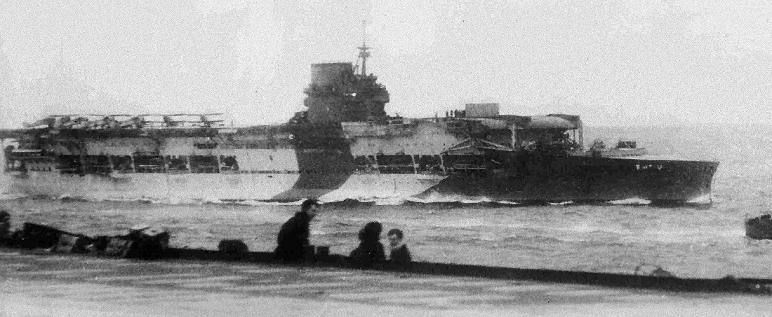 GLORIOUS 1940 6 8 _last_picture et destroyer DIANA.jpg