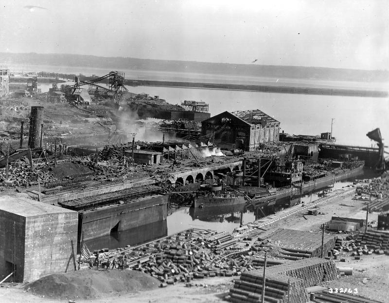SB8 ex NECKAR 1944 à gauche et LUNENBURG  à brest.jpg