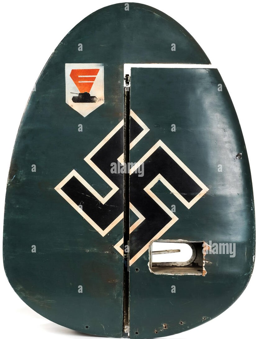 un-authentique-ww2-allemand-qui-derive-l-avion-avec-l-insigne-a-croix-gammee-et-reservoir-crest-hymh5d.jpg