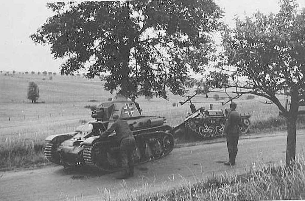 R-35 towing a unknow lorriane — kopia.jpg