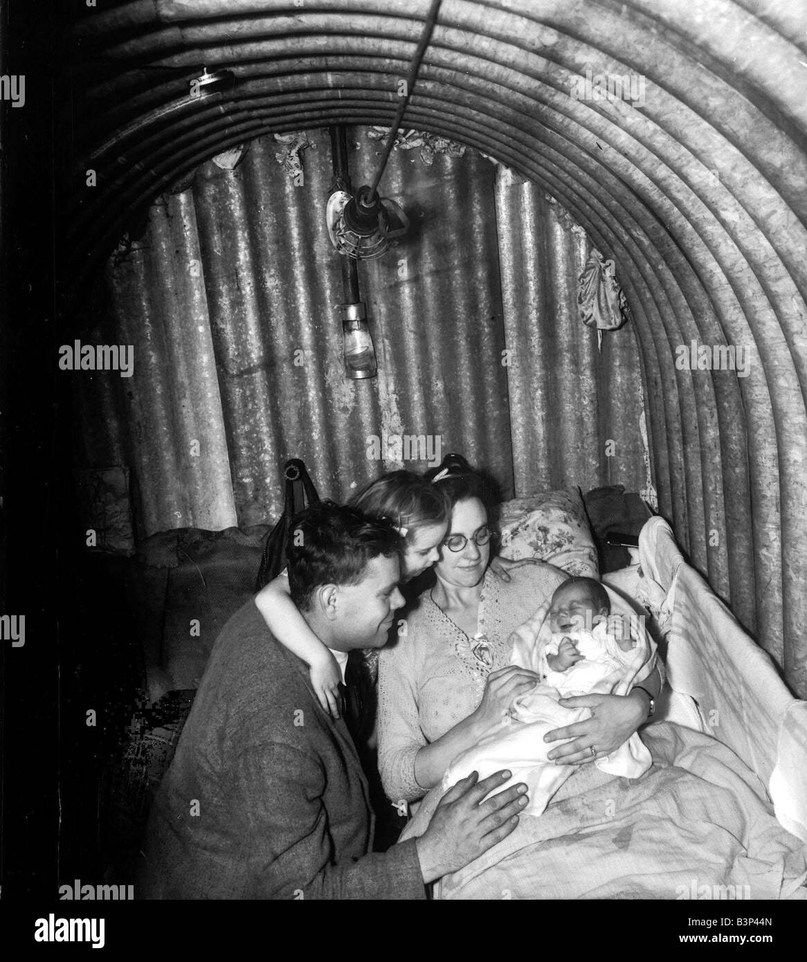 ww2-une-famille-cherche-refuge-inisde-anderson-un-abri-anti-aerien-durant-le-blitz-ces-abris-sont-venus-en-kit-ils-etaient-faits-de-b3p44n.jpg