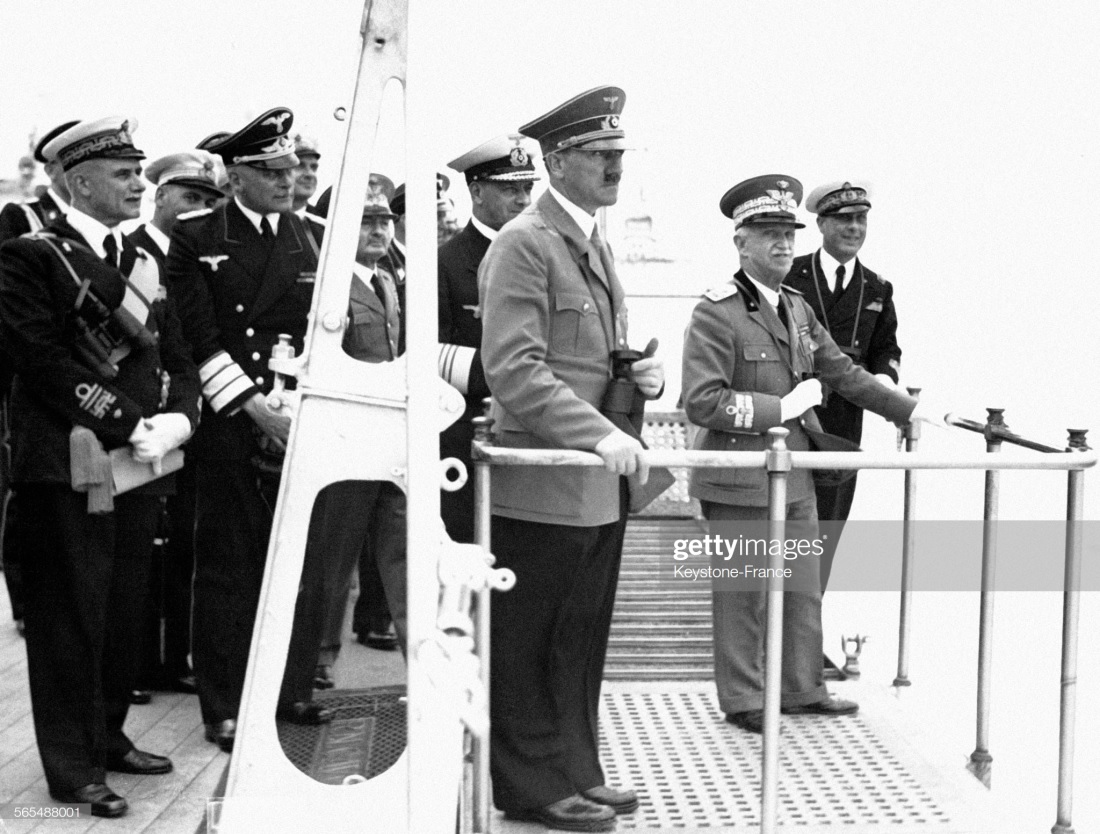 1938 5 5 HITLER er le ROI d'ITALIE assistent à la revue navale de Naples.jpg
