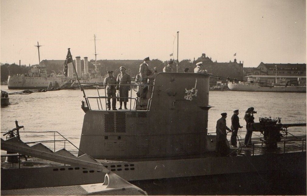 U47 1939 10 17 à Wilhelshaven Triomphant après avoir coulé le Royal Oak, derrière le croiseur BERLIN.jpg