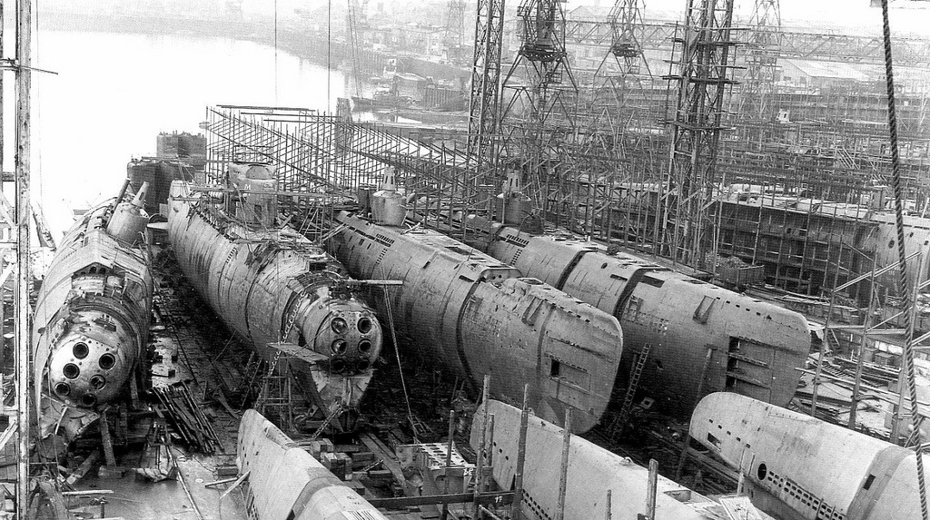 5 U3052; U3042; U3048; U3056 1945 12 chez AG Weser à breme de gauche à droite.jpg