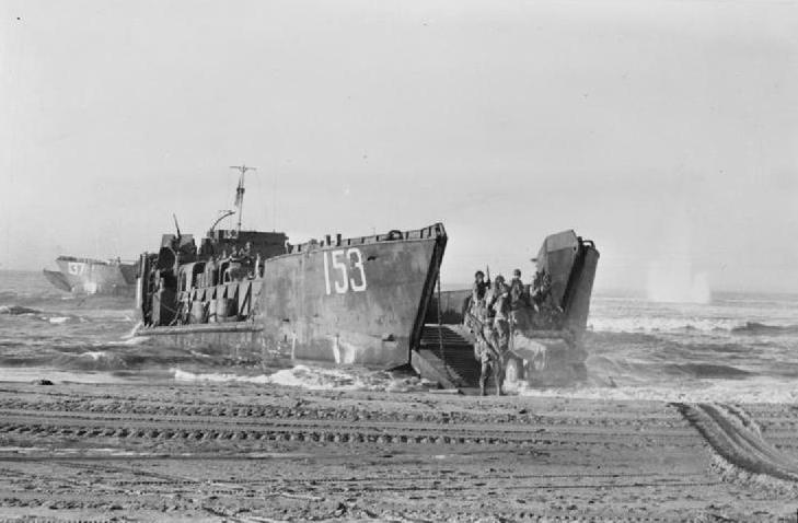 LCT153 1943 7 10 sicile.jpg