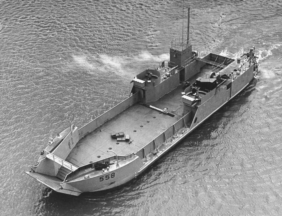 LCT558 1944.jpg