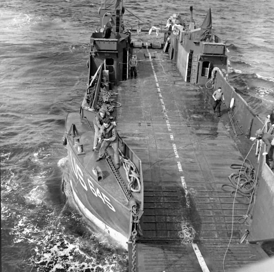 LCT645 1944 cherbourg 12191598_.jpg